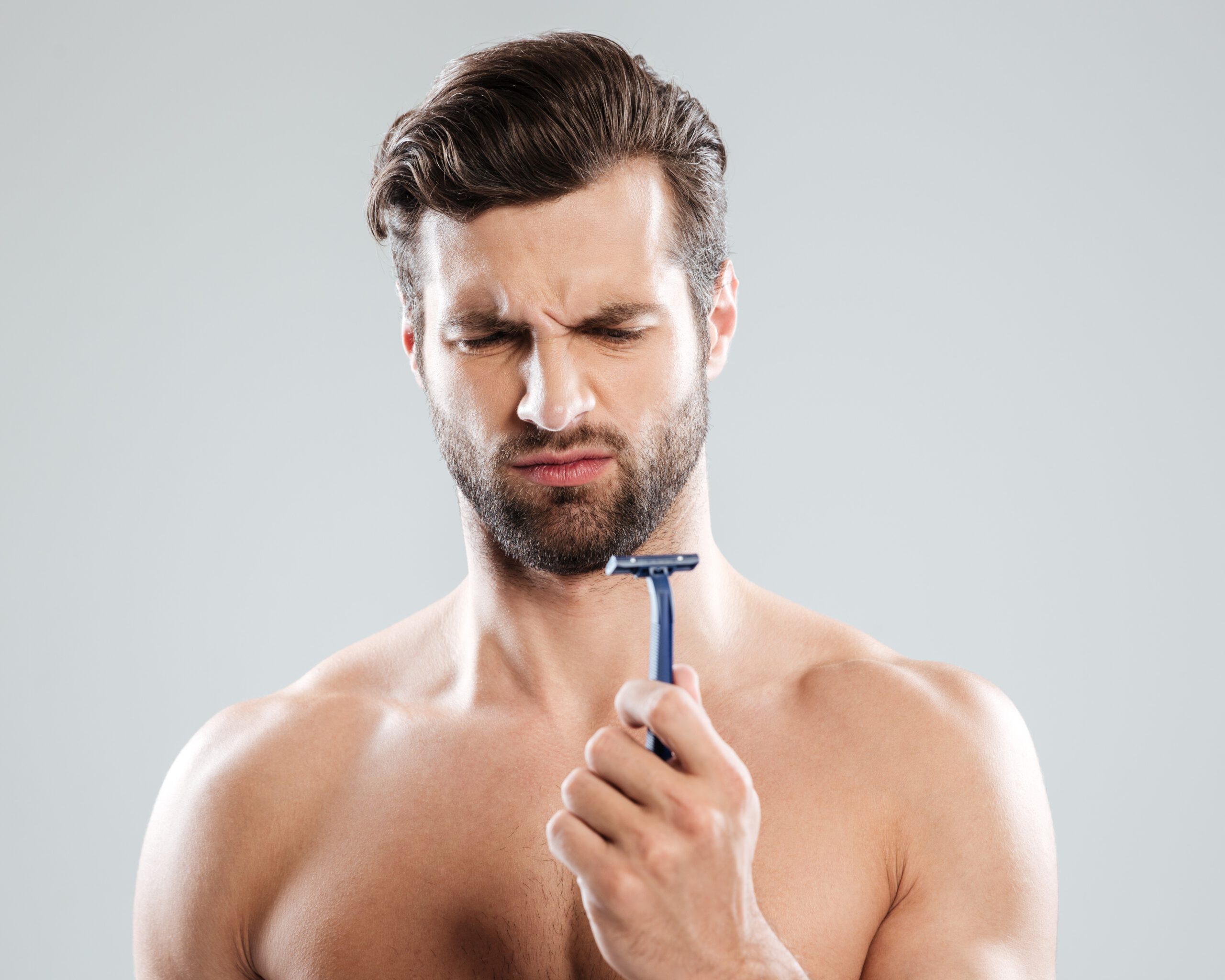 portrait-pensive-bearded-naked-man-looking-razor_2 Frau rasiert sich das rechte Bein.
